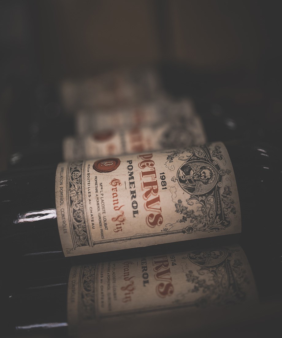 Petrus är ett av Bordeaux mest ikoniska viner och känns särskilt igen på sin unika etikett.