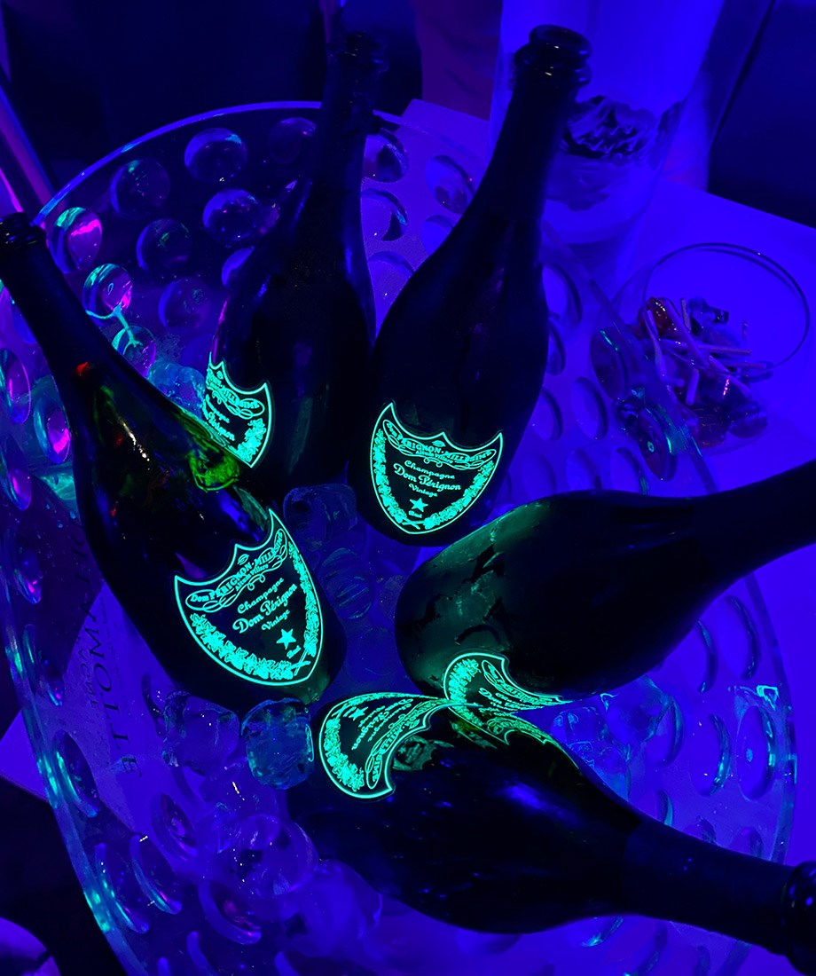 Notera: Detta är en vanlig Dom Pérignon Luminous. Bara för att illustrera hur ljuset ser ut i en Luminous-utgåva. I roséutgåvan är ljuset rosa..  